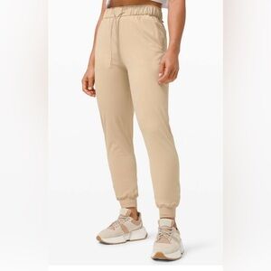 2021-Lululemon Keep Moving Jogger
Trench size 10